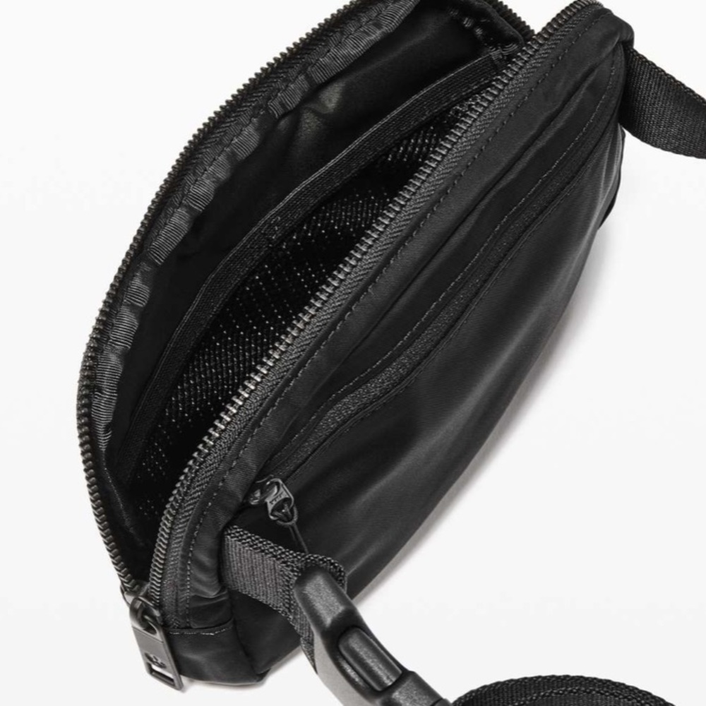 NWT Lululemon Everywhere Belt Bag Black Extended Strap - Picture 4 of 5